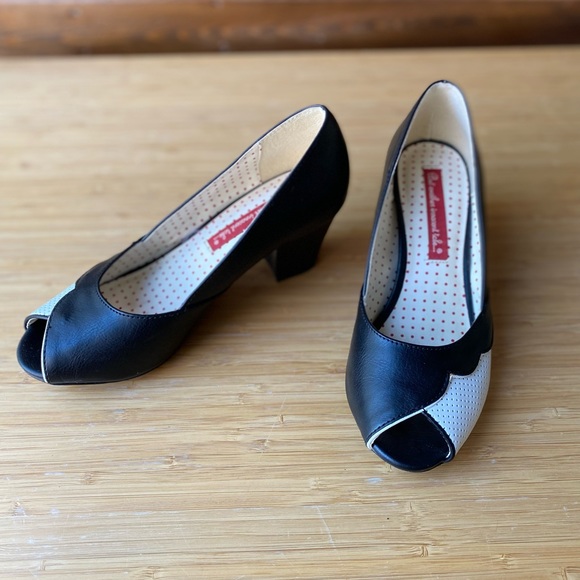 B.A.I.T 1940s inspired two-tone heels - Picture 4 of 8